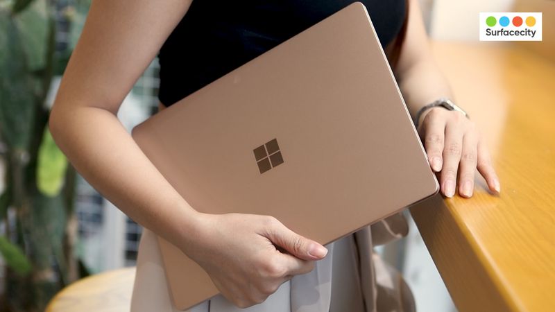 Surface Laptop Go 3 thiết kế mỏng nhẹ, với đầy đủ cổng kết nối