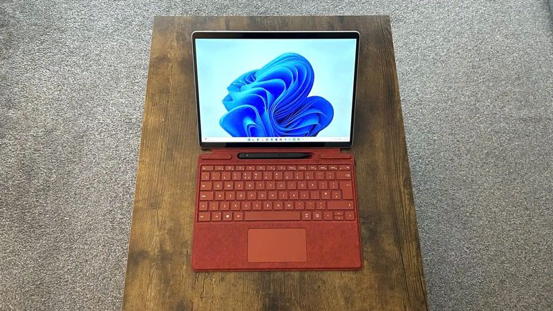 surface-pro-12-5-cai-tien-can-co-de-vuot-mat-ipad-pro-nam-2025