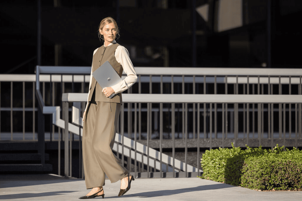 microsoft-ra-mat-surface-laptop-5g-moi