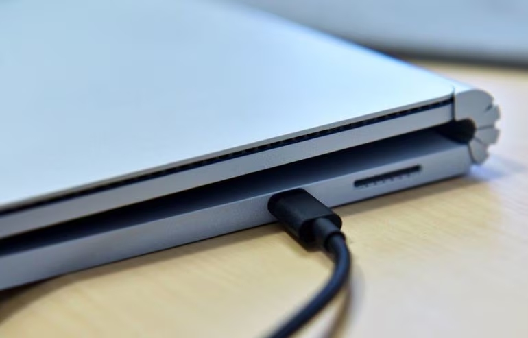 khac-phuc-loi-surface-bi-man-hinh-den