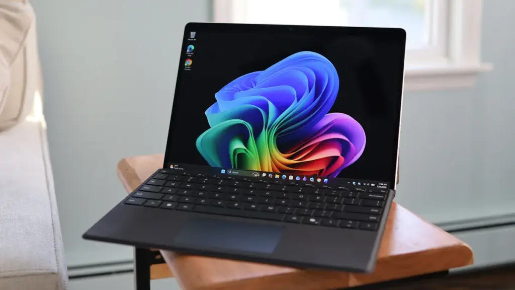 So Sánh Surface Pro 12 inch vs HP OmniBook 5 Flip 14: Đâu là laptop 2-trong-1 tốt nhất 2025? 1 danh-gia-surface-pro-12-intel-core-ultra-series-3