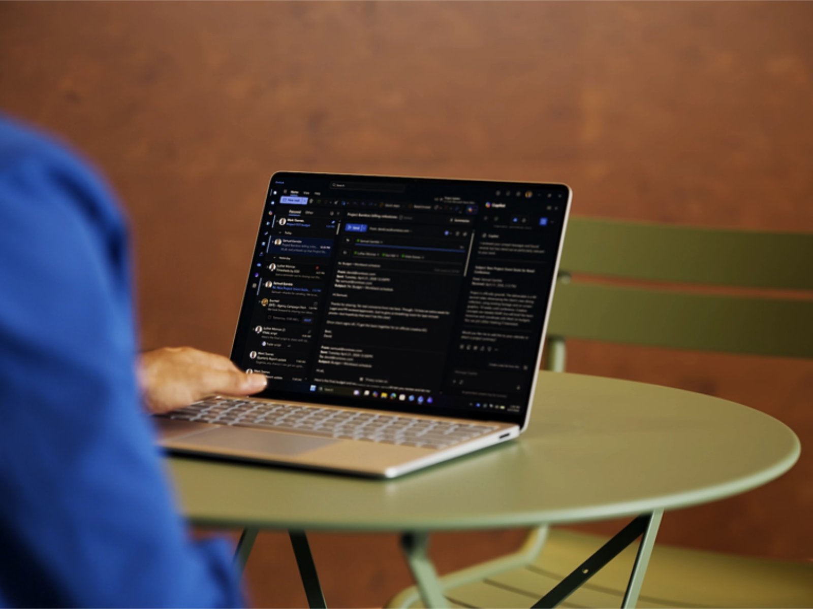 Surface Laptop 8 ra mắt với Intel Panther Lake và GPU Arc B390 4 microsoft-surface-laptop-8-ra-mat-voi-intel-panther-lake-va-gpu-arc-b390