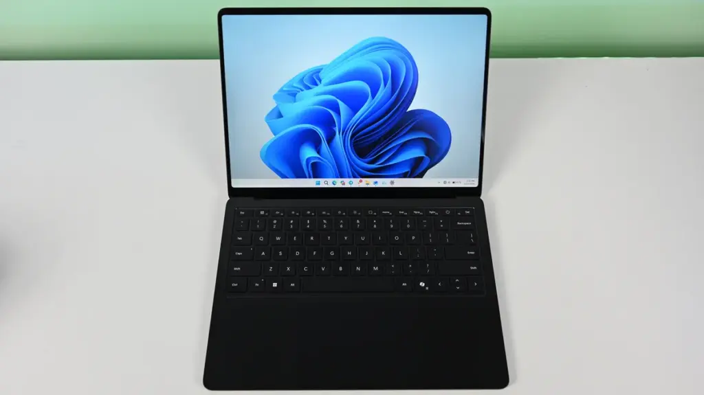 Review Surface Laptop 8 Business: mẫu laptop doanh nghiệp cao cấp đáng chú ý năm 2026 1 review-surface-laptop-8-business-2026