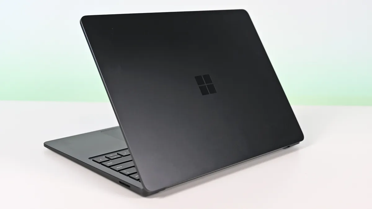 Surface Laptop 8 for Business và Surface Laptop 7: Đâu là lựa chọn phù hợp trong năm 2026? 6 so-sanh-surface-laptop-8-for-business-va-surface-laptop-7