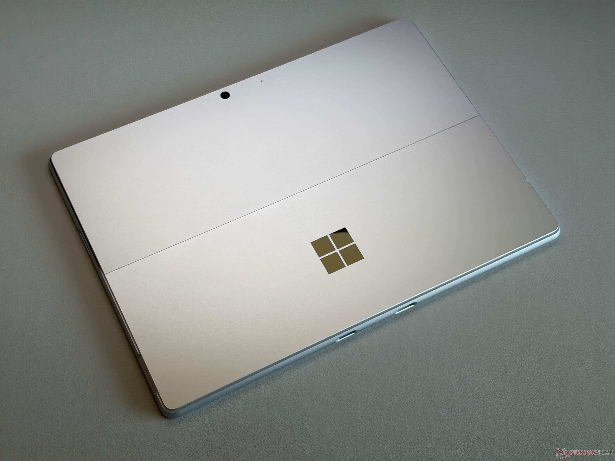 Review Surface Pro 12: chip Snapdragon X2 Elite và màn hình 13 OLED đáng sở hữu 2026 4 https://surfacecity.vn/surface-pro-12-snapdragon-x2