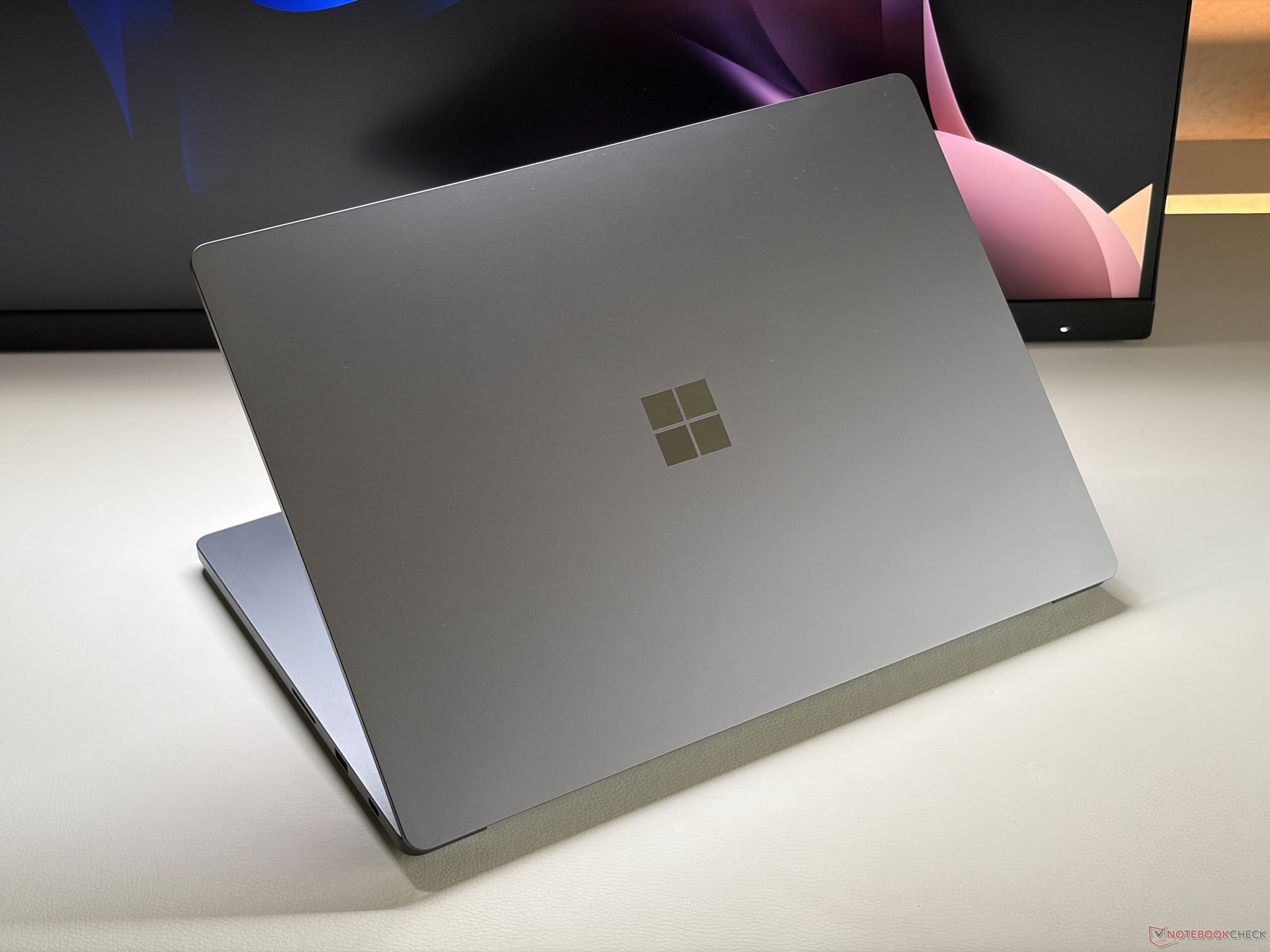 Đánh giá màn hình Surface Laptop Ultra: Độ sáng 2.000 nits và 2 hạn chế 3 danh-gia-man-hinh-surface-laptop-ultra
