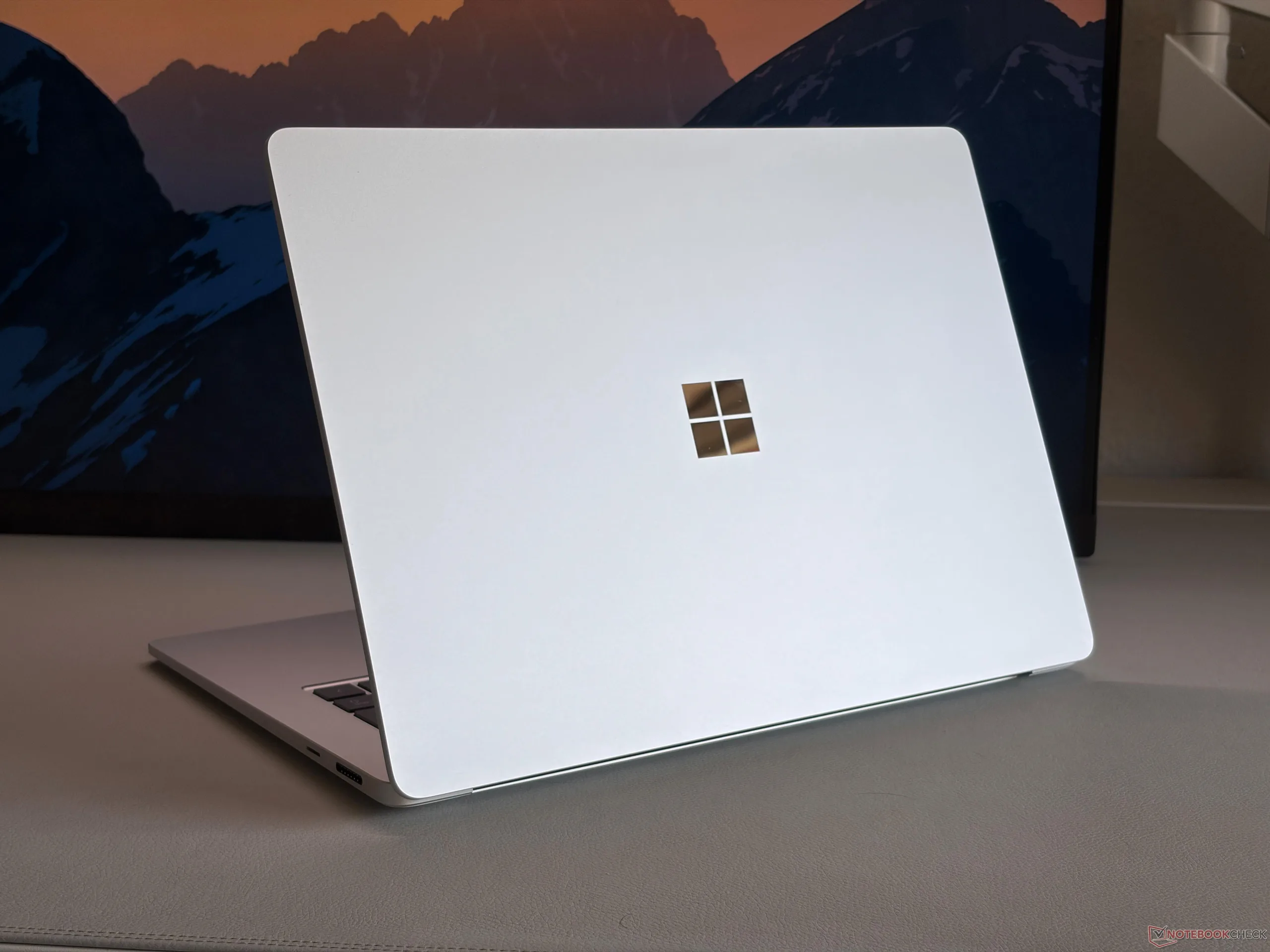 Đánh giá Surface Laptop 8 15 Inch: bản Intel khẳng định vị thế trước bản ARM 5 danh-gia-surface-laptop-8-15-inch-3