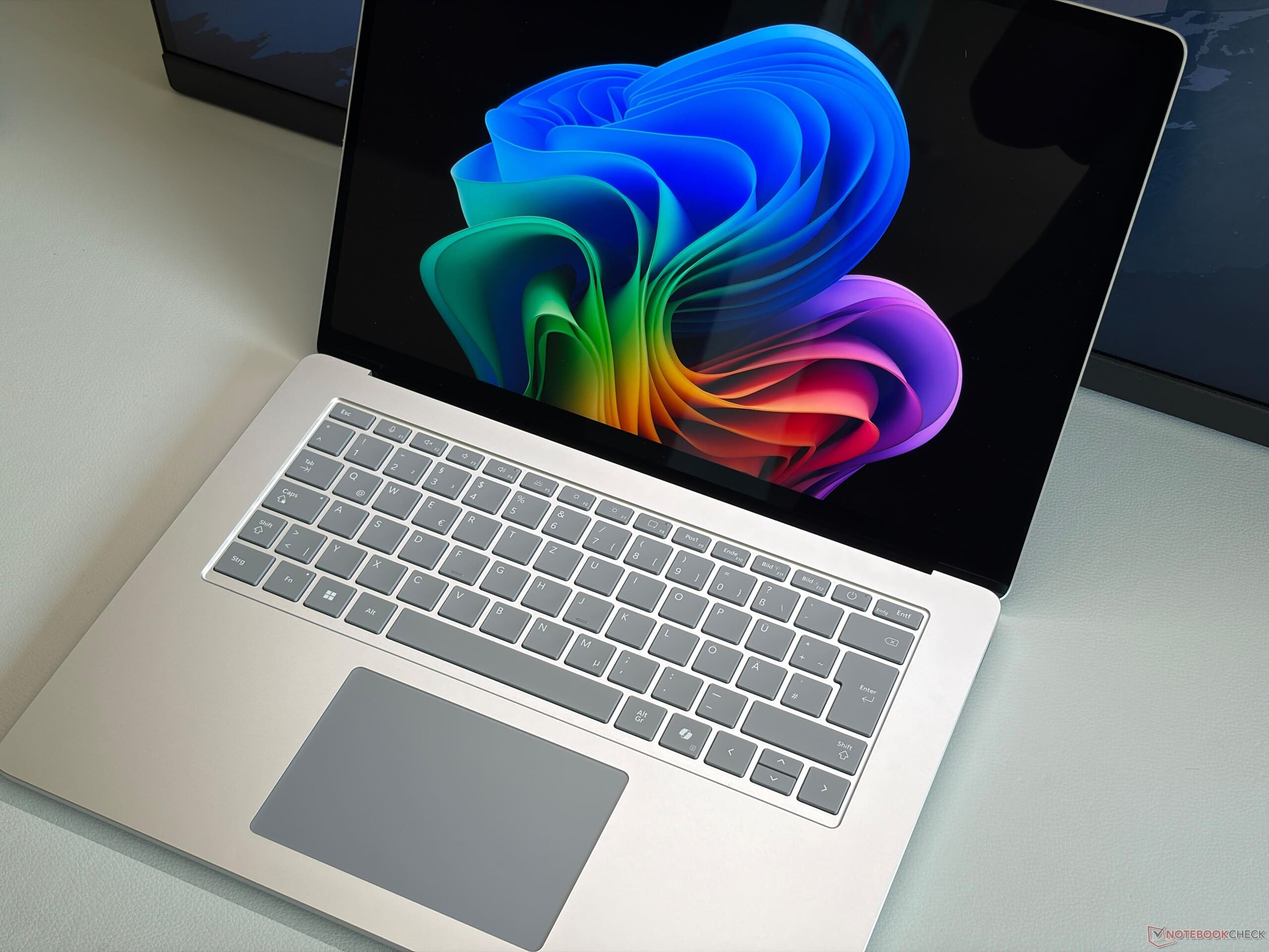 Đánh giá Surface Laptop 8 15 inch: sức mạnh chip Intel Core Ultra X7 và đồ họa Arc B390 ấn tượng 2 danh-gia-surface-laptop-8-15-inch-surfacecity