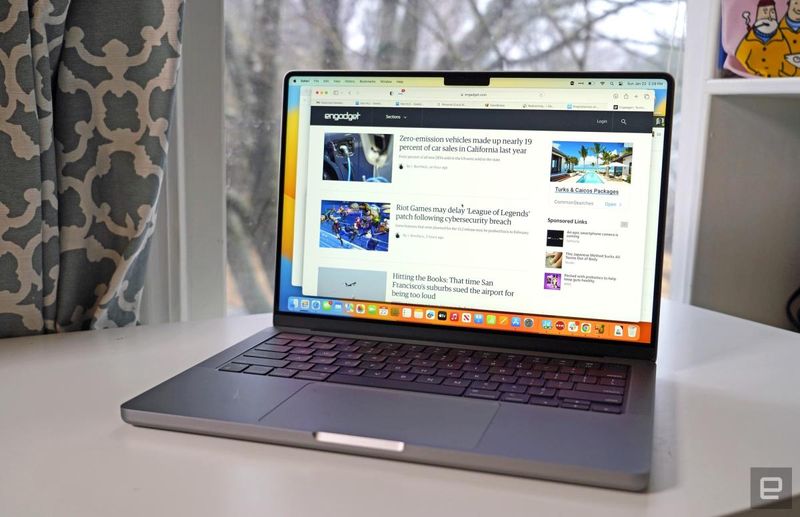 MacBook Pro có màn hình Liquid Retina XDR đẹp mắt