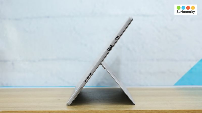 Surface Pro 7+ cũ đầy đủ các cổng kết nối 