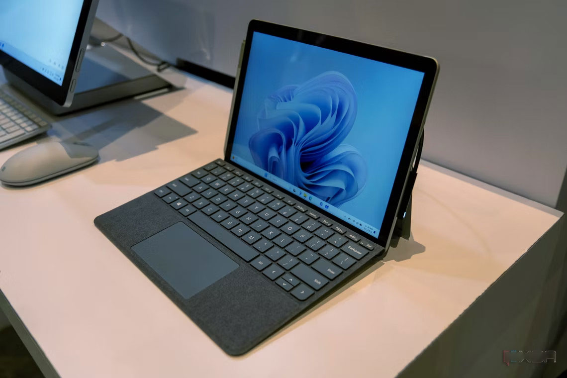 Surface Go 4 nhỏ gọn tiện lợi phù hợp thời trang hiện đại